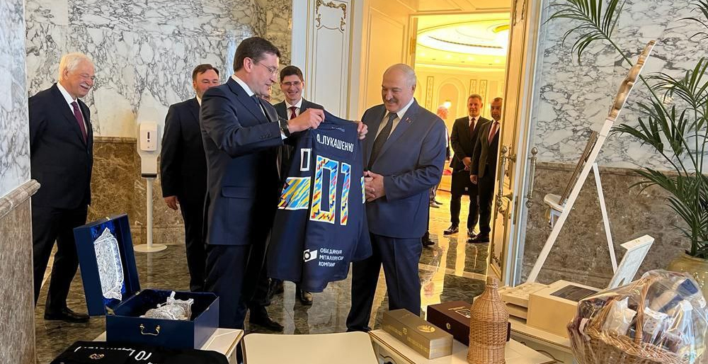 Глеб Никитин подарил свитер «Торпедо» Александру Лукашенко